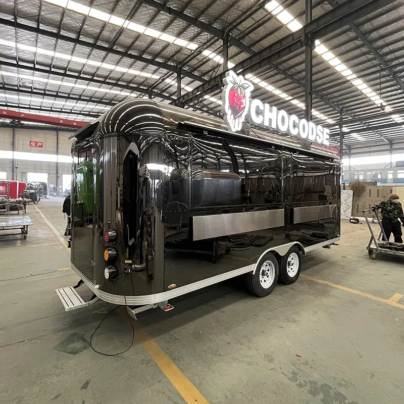 Mattschwarzer Airstream-Trailer