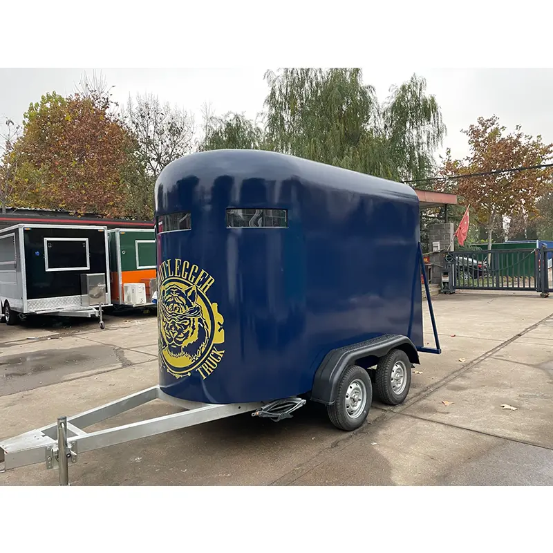 Mobiler Baranhänger im Vintage-Stil mit Pferdebox